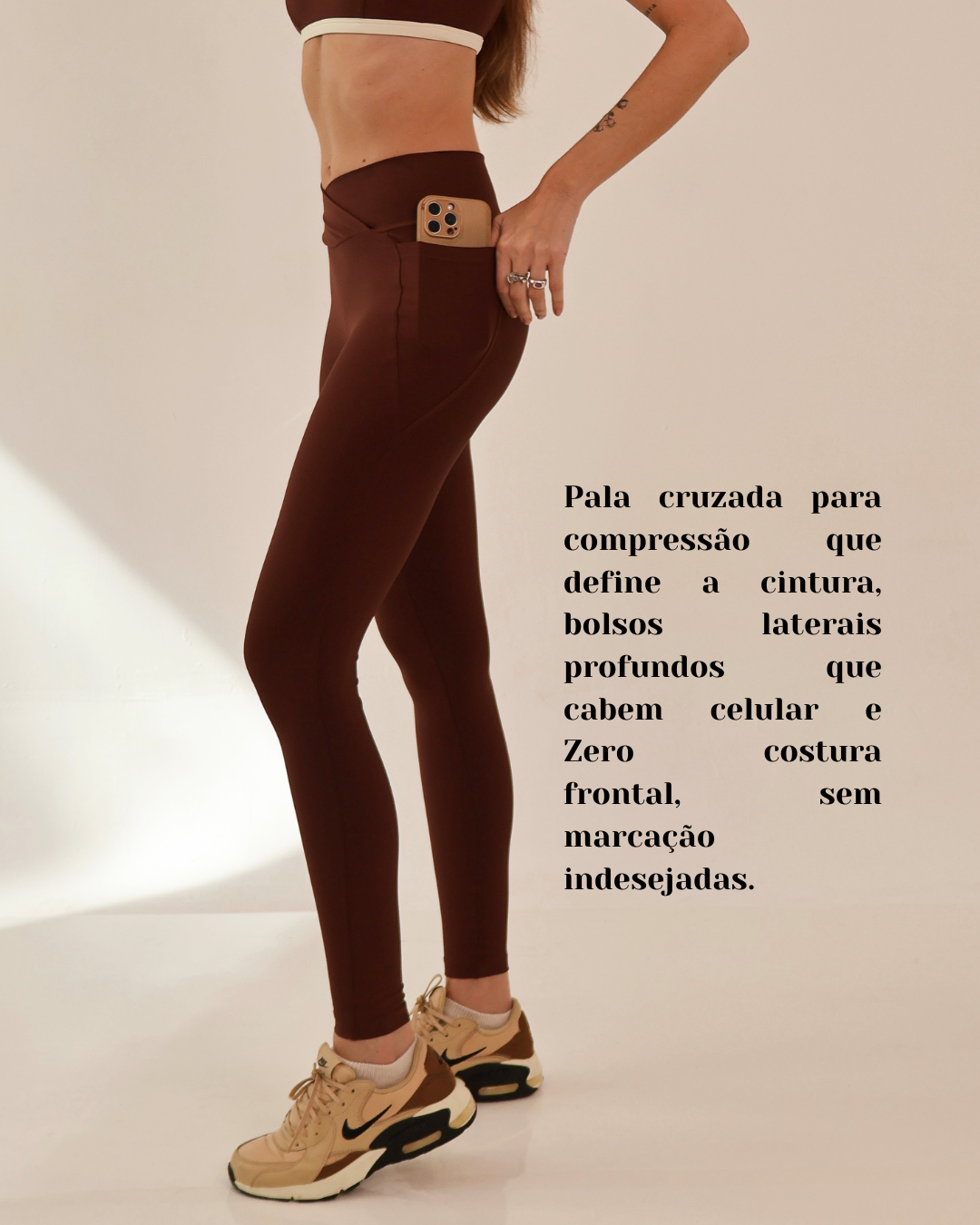 Legging Active Rivvi Matte couro &mdash; pala cruzada e bolsos laterais, acabamento fosco